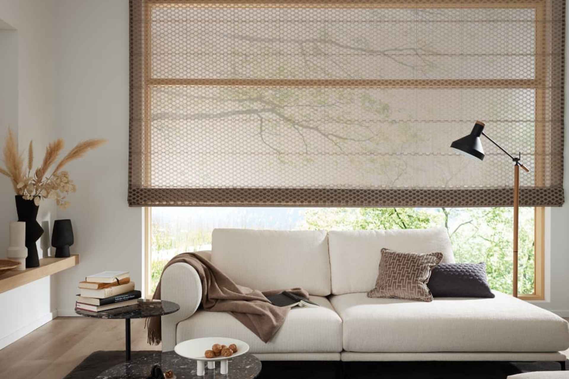 Plissee und Rollo als Sonnenschutz am Fenster